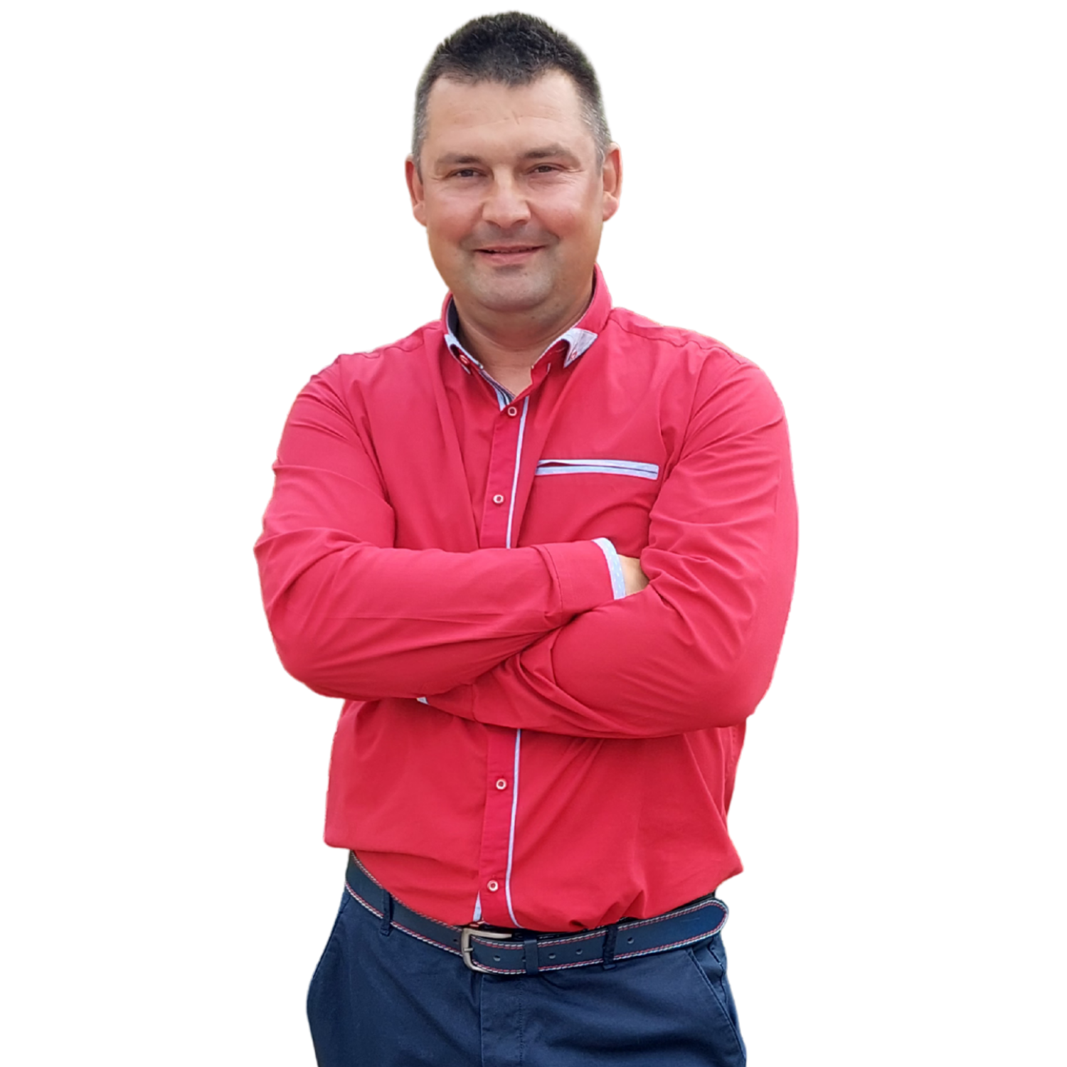 Właściciel firmy GlazurEfect stojący z założonymi rękami w czerwonej koszuli na transparentnym tle.